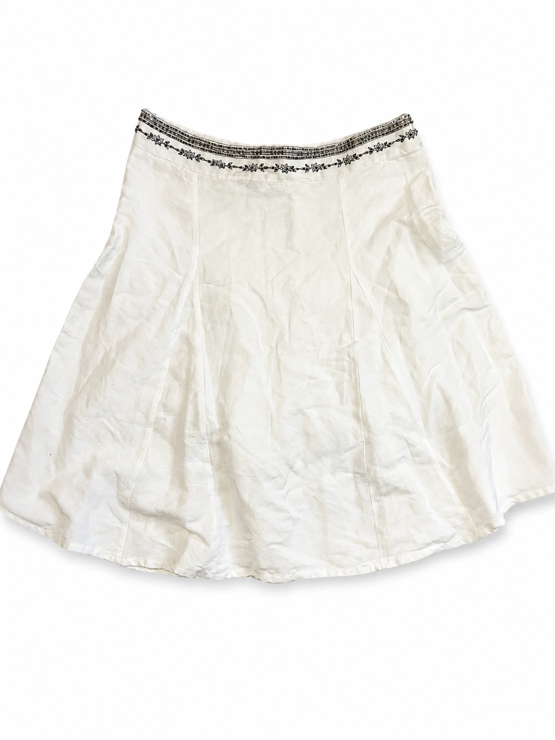 Jupe blanche évasée avec broderies noires et bleu