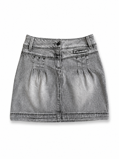 Jupe courte en denim gris délavé à plis et clous