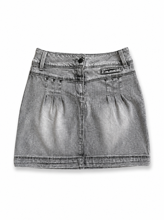 Jupe courte en denim gris délavé à plis et clous