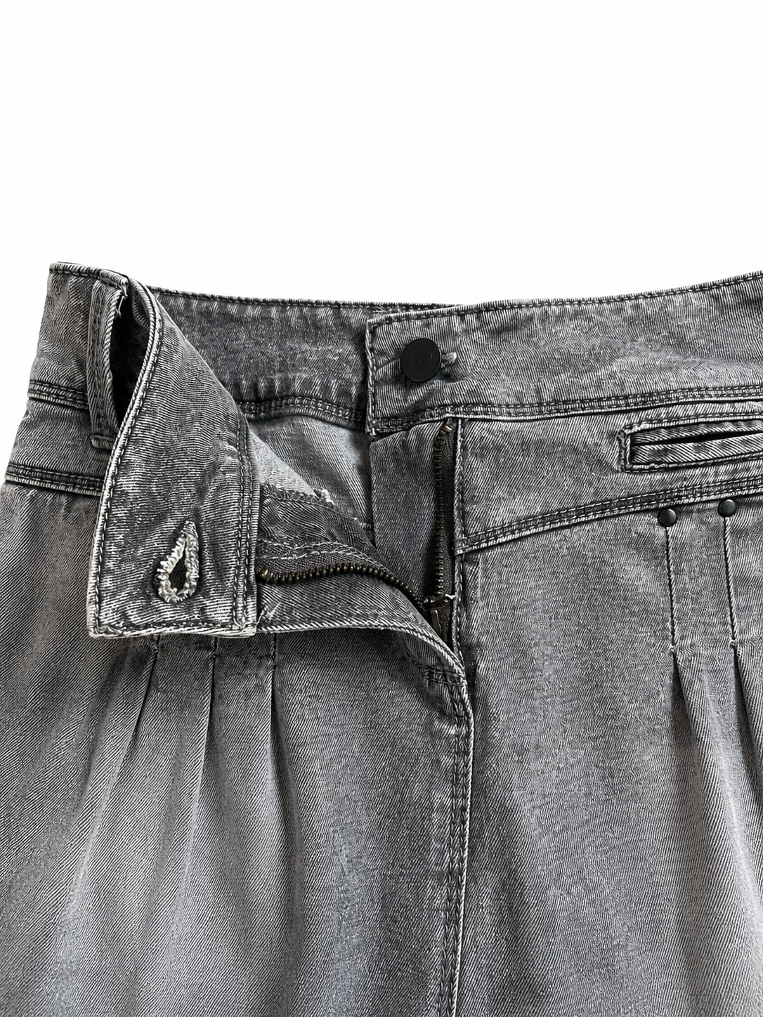 Jupe courte en denim gris délavé à plis et clous