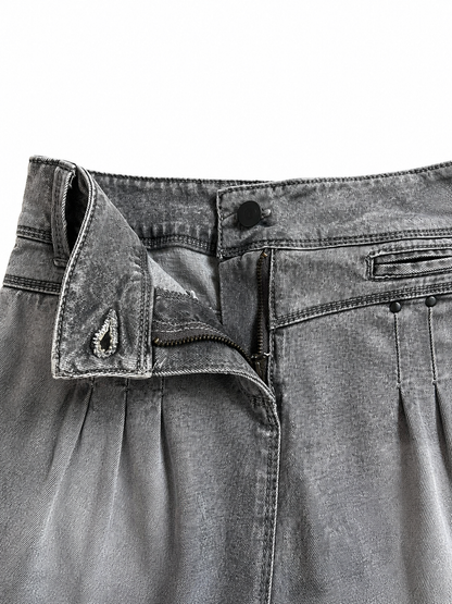 Jupe courte en denim gris délavé à plis et clous