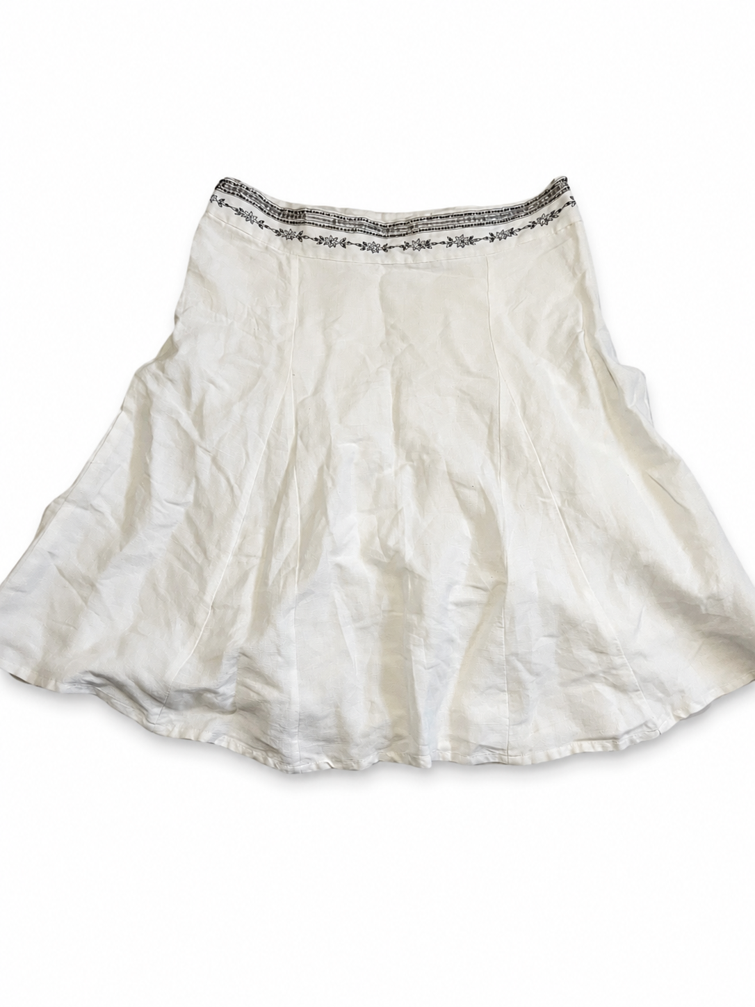 Jupe blanche évasée avec broderies noires et bleu