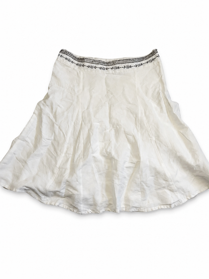 Jupe blanche évasée avec broderies noires et bleu