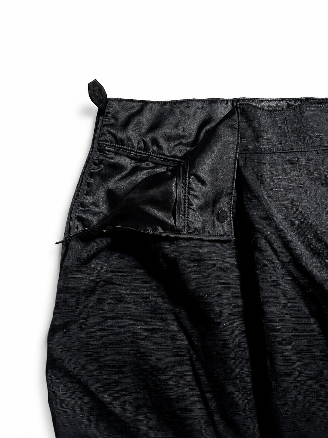 Jupe courte noire texturée à boutons – Taille haute